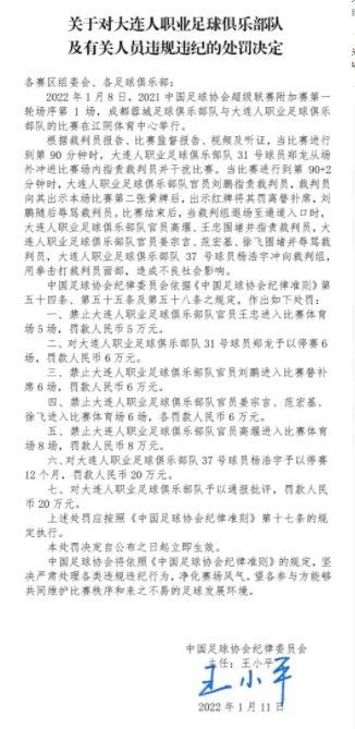 《被爱的人》在巴黎、伦敦和布拉格三地取景，故事分为两段，一段产生在上世纪六十年月，性开放和女性解放的黄金年月，巴黎女子玛德林随新婚丈夫贾罗米尔来到了布拉格，但是苏联坦克开进这座城市迫使两人的分手。第二段是在三十年后，九十年月的人们体味到了艾滋病的可骇，惧怕许诺是一种世纪病，玛德林的女儿薇拉在伦敦碰到了亨德森，后者却以为本身没有相爱的能力。